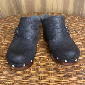 UGG NATALEE LEATHER AND WOODEN CLOGS WITH SHERPA INSIDE LINING. [SIZE: 8]